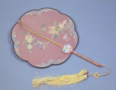 图片[1]-Crimson gauze embroidered bergamot flower and bird sandalwood handle fan-China Archive